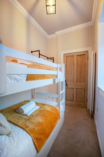 Room 4, Stylish 2 Bed Flat-free Parking, Midlothian