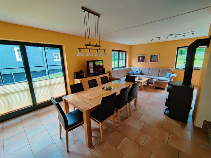 Dining 3, Spacious Semi-detached House With Wood Stove Located Directly on the Rennsteig, Hildburghausen