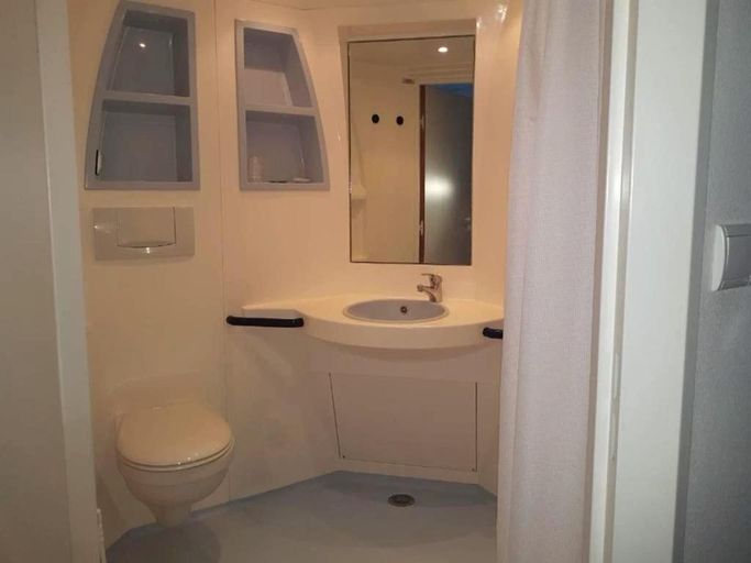 Bathroom 3, Au Perigord Noir, Dordogne