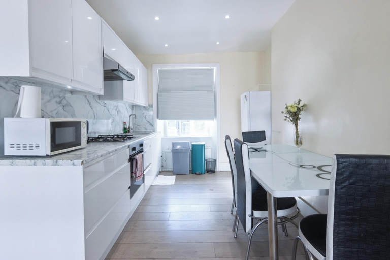 Private kitchen 2, 2-bed Gucci Flat - Sleeps 6 & Close to Harrods, London