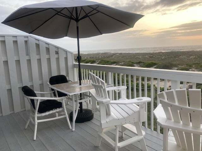 Others 5, Oceanside Townhouse with Ocean View and Access to the Deck by RedAwning, Nassau