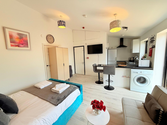 Others 4, 526A Farnham Rd, Slough