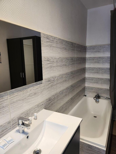 Bathroom 5, Ariane Hôtel, Allier