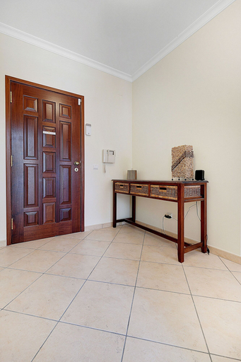 Room 5, Harmony House, Lagoa