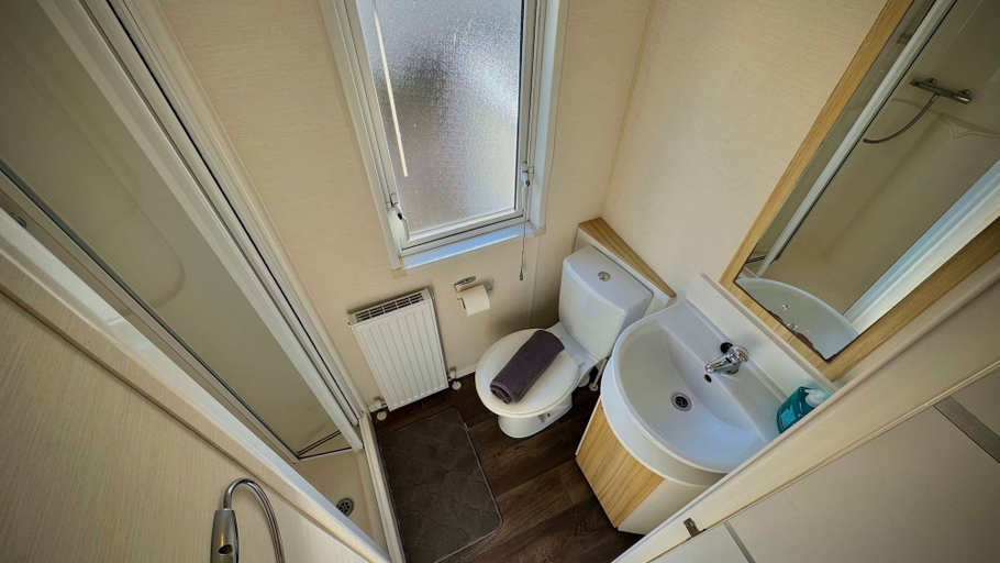 Room 4, Marton Mere - 3 Bedroom Caravan, Lancashire
