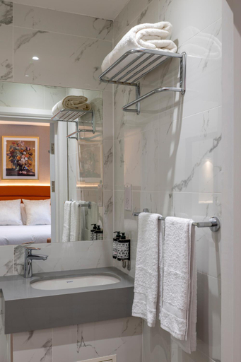 Bathroom 3, Berjaya Castleton Hotel, London