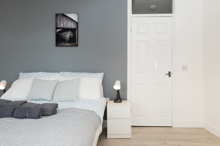 Room 2, 4 Bedrooms-2bath-free Parking, Falkirk