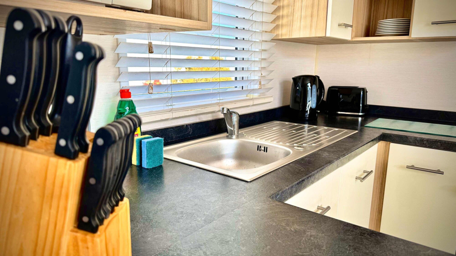 Room 2, Marton Mere - 3 Bedroom Caravan, Lancashire