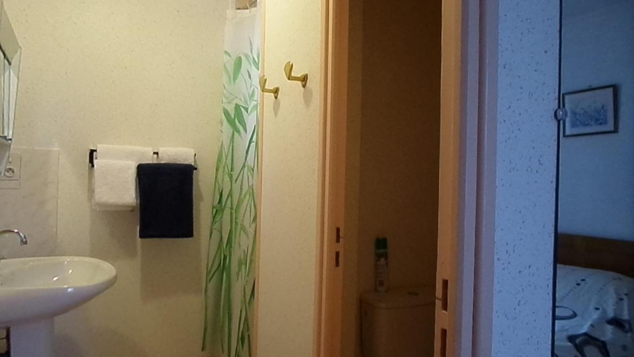 Bathroom, La Vie en Rose, Puy-de-Dôme
