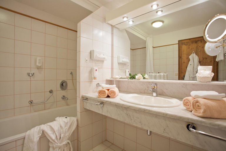 Bathroom 4, Hotel Schwarzer Adler, Reutte