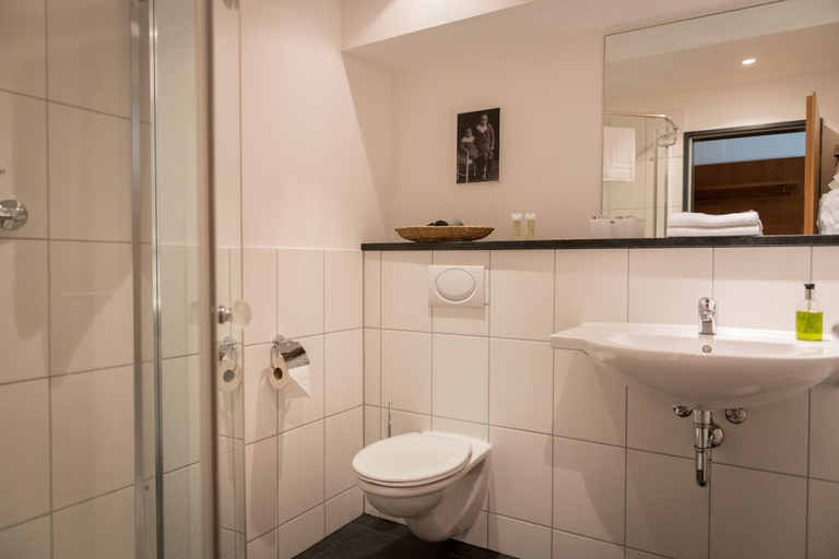 Bathroom 4, Burg Obbendorf, Düren
