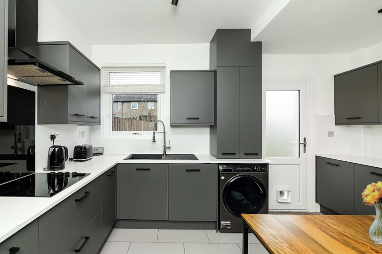 Room 3, 3 Bedroom House-free Parking, West Lothian