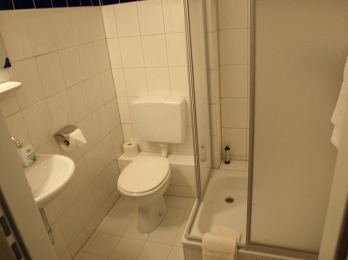 Bathroom 2, Hotel-Pension Dorma, Berlin