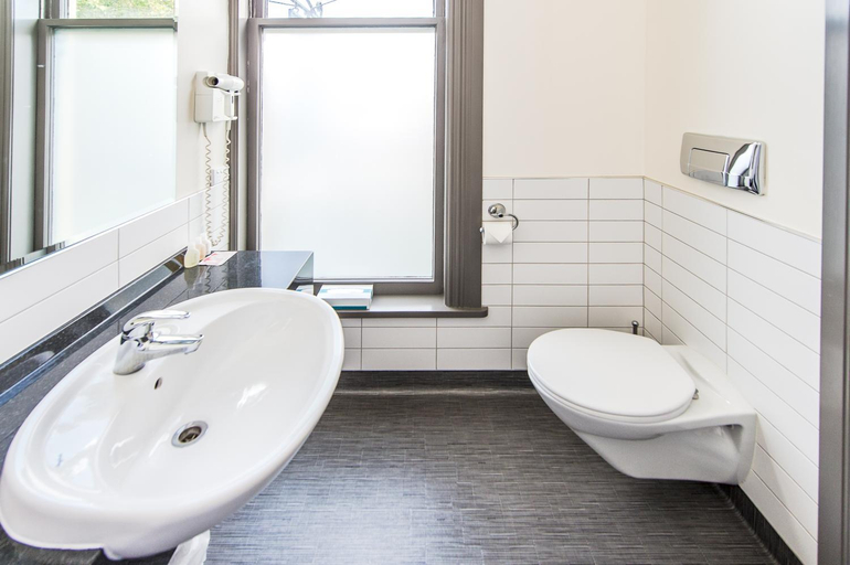 Bathroom, Rutland Arms Inn, Wanganui