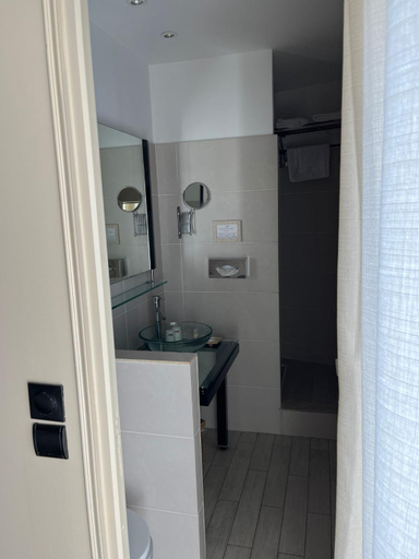 Bathroom 3, A La Voile Blanche, Hérault