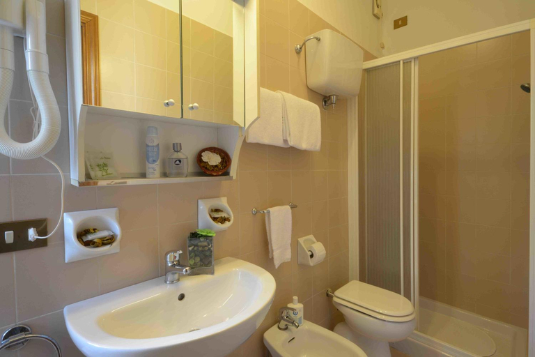 Bathroom, Albergo Martini, Siena