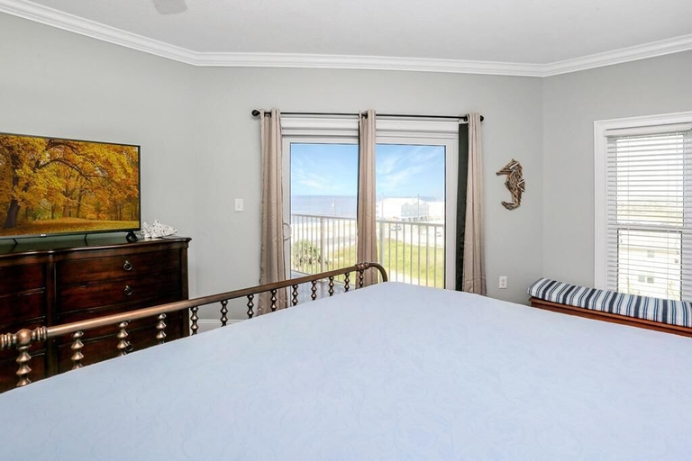 Room 5, Paradise Shores 403 Sunset Paradise, Bay