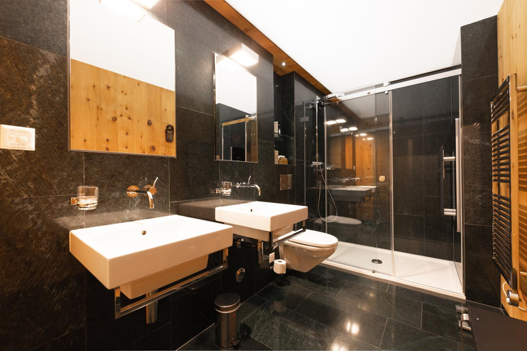 Bathroom 4, Krone Säumerei am Inn, Maloja