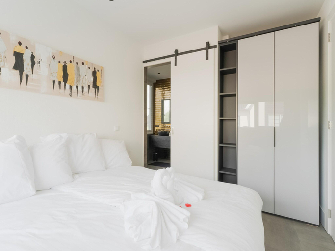Others 4, Holiday Home in Stavoren by Private Jetty, Nijefurd