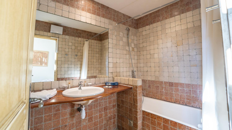 Bathroom 3, Hotel Amphitheatre, Bouches-du-Rhône