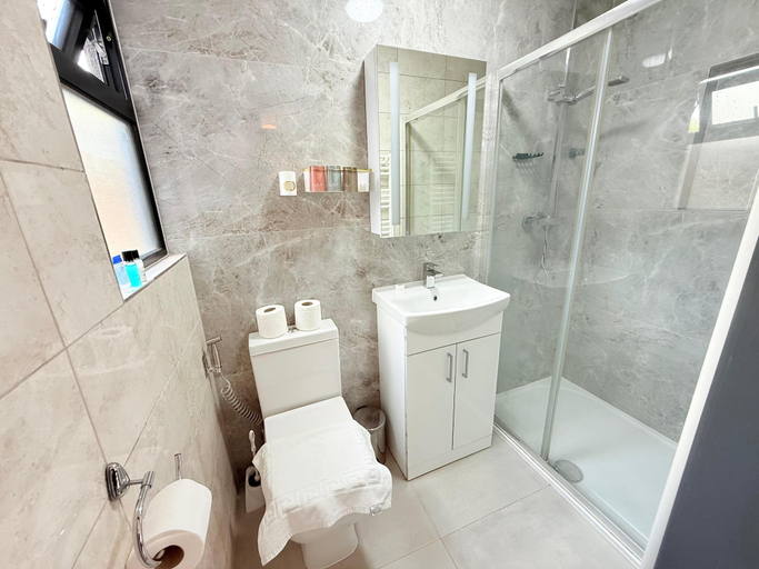 Bathroom 3, 526A Farnham Rd, Slough