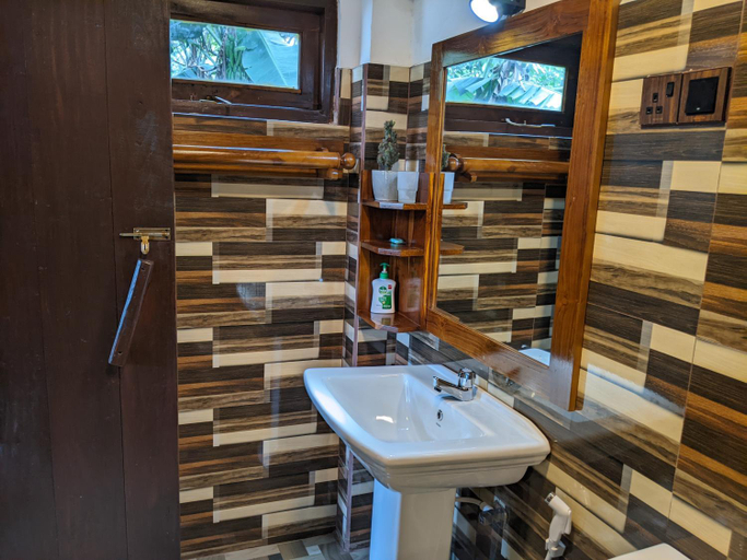 Bathroom 3, Madushanka Resort, Ella