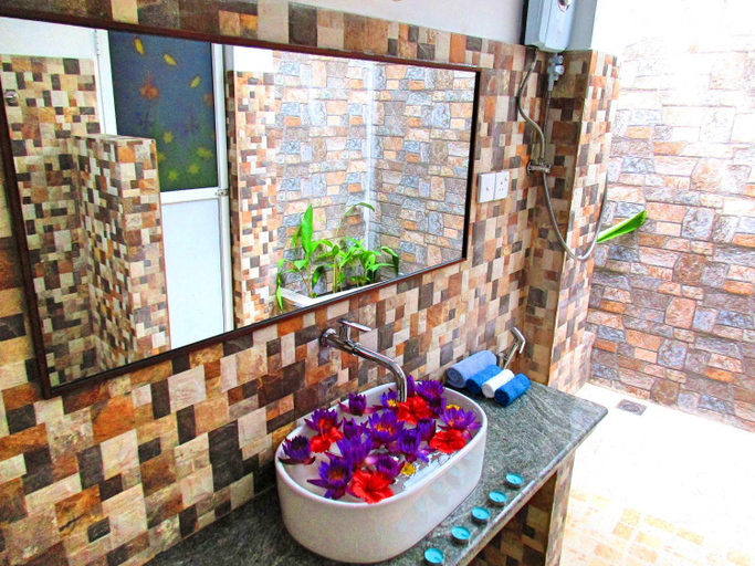 Bathroom 5, Tamara Motels, Hikkaduwa