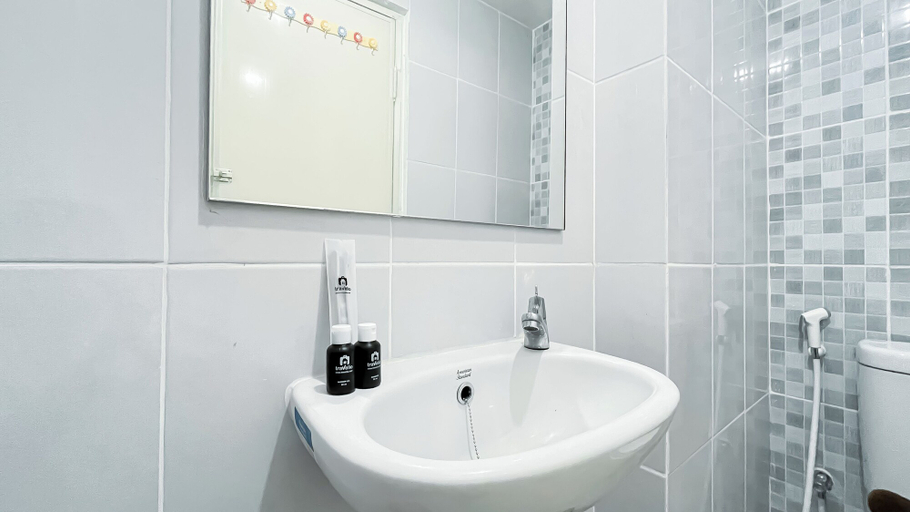 Bathroom, Stunning Studio Apartment at Tokyo Riverside PIK 2, Tangerang