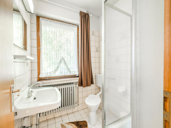 Bathroom 3, Geraumiges Apartment am Waldrand im Sauerland, Hochsauerlandkreis
