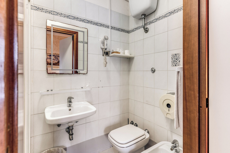 Bathroom 5, Hotel Milo, Rome