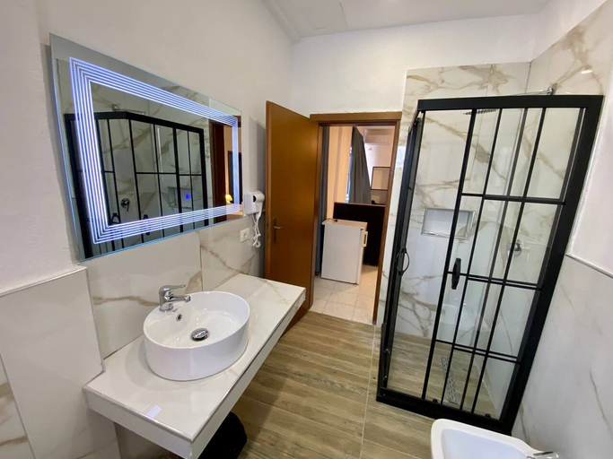 Bathroom 3, Hotel Globo, Durrësit