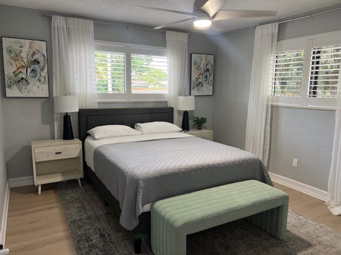 Bedroom 2, 3 Bed - Sleeps 6 - Free Parking - 5 Mins to Beach, Broward