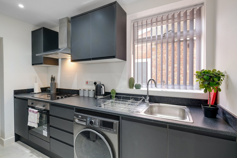 Others 3, Newly Converted 2BDR 1BA APT in Hounslow, London