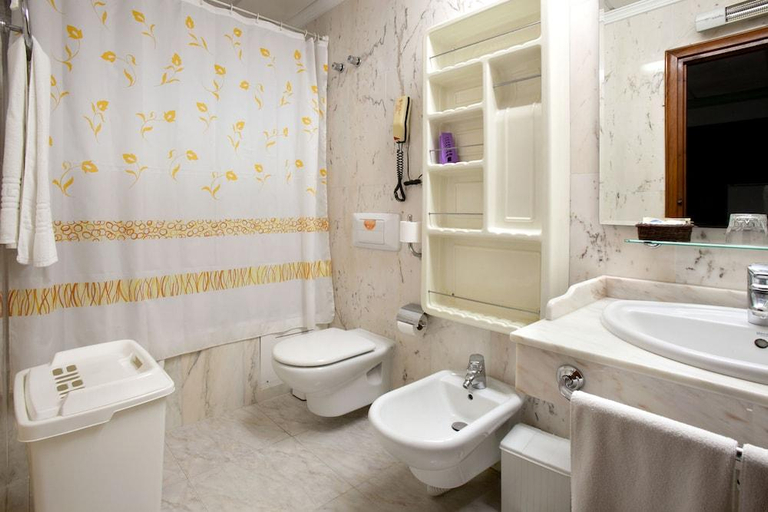 Bathroom 3, Hotel Rosa, Alicante