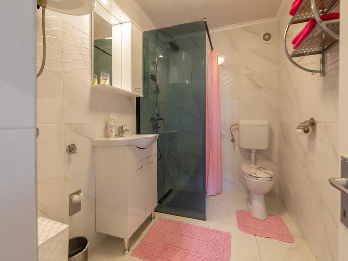 Bathroom 4, Holiday Home in Lisicic with Pool, Benkovac