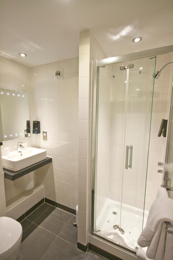 Bathroom 4, Ramada by Wyndham Cobham, Surrey
