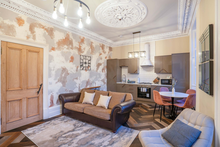 Room 3, Stylish 2 Bed Flat-free Parking, Midlothian