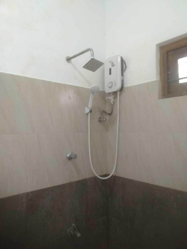 Bathroom 3, Golden Temple Villa, Trincomalee Town and Gravets