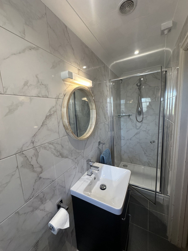 Bathroom 4, The Crooked Inn, Cornwall