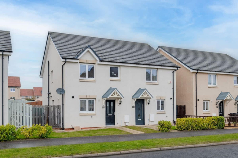 Room 3, 3 Bedroom House-private Parking, Midlothian