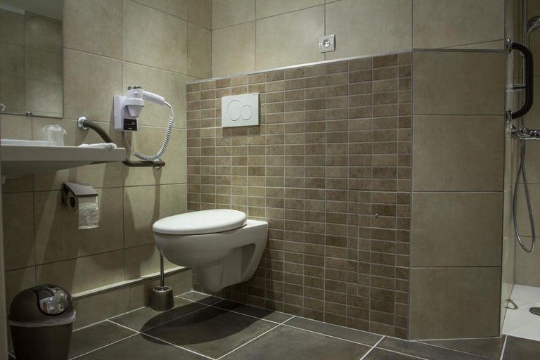 Bathroom 3, Hotel Karene, Drôme
