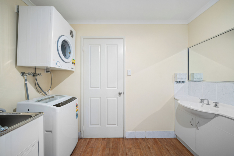 Bathroom 4, Emerald Motel Apartments, Emerald