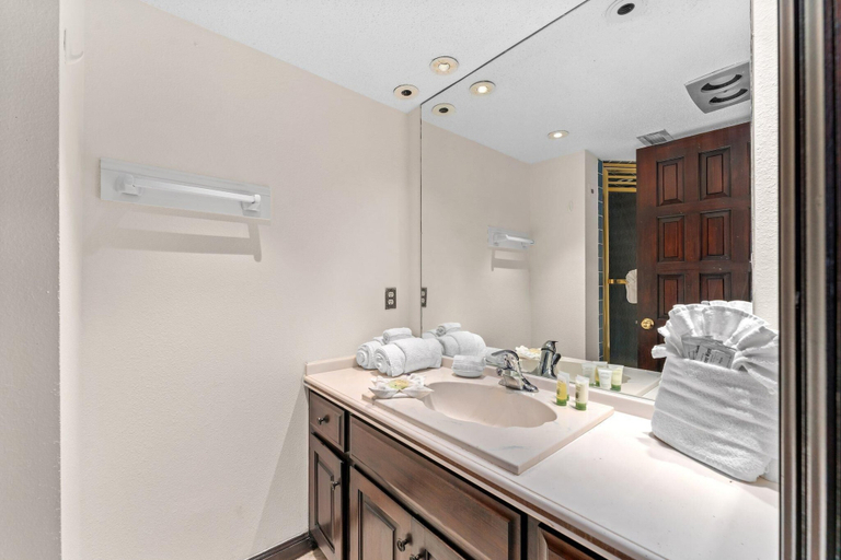 Bathroom 5, The Summit 1501, Bay