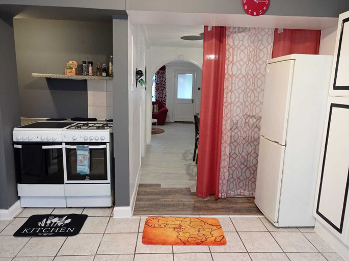 Others 4, House - Sleeps 8 - Garden - Parking, London