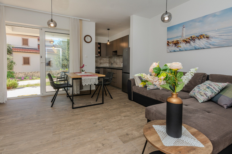 Others 3, Apartment Mutak, Vir