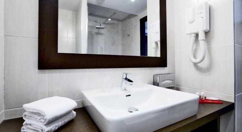 Bathroom 4, KYRIAD Design ENZO THIONVILLE, Moselle