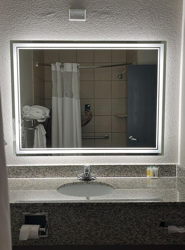 Bathroom 4, Days Inn by Wyndham Coffeyville, Montgomery