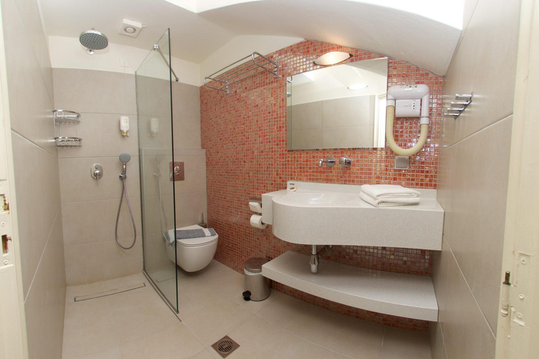 Bathroom 5, Dafnoudi Hotel Apartments, Ionian Islands