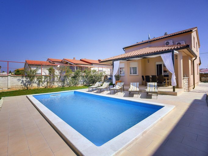 Sport & Beauty 2, Modern villa with private pool near beach, Fažana
