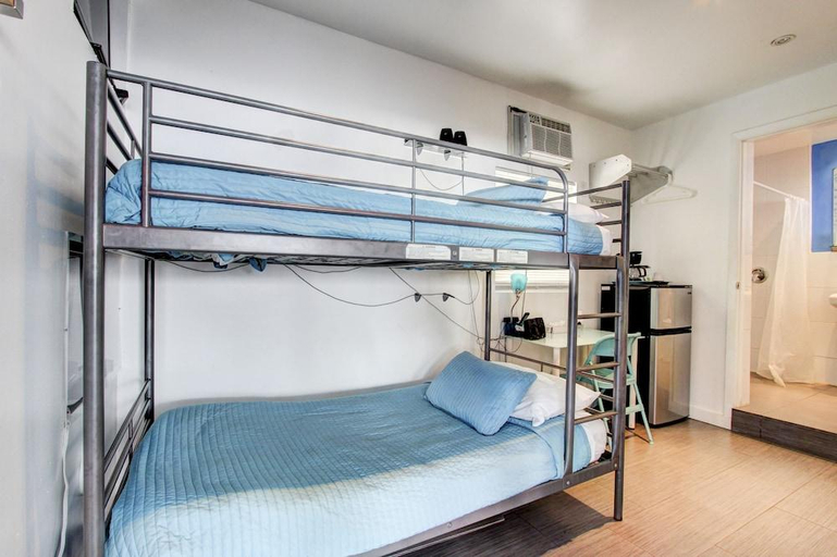 Bedroom 2, Snooze, Broward